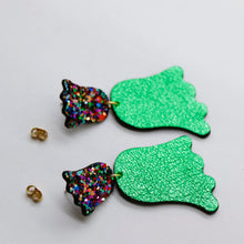Charger l'image dans la galerie, Boucles d'oreilles en cuir •PETULA• vertes
