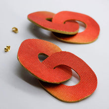 Charger l'image dans la galerie, Boucles d'oreilles en cuir •DAGDA• irisées