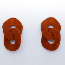 Charger l'image dans la galerie, Boucles d'oreilles en cuir •DAGDA• caramel