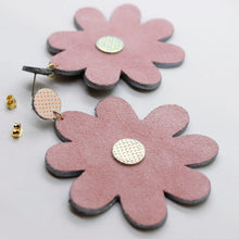 Charger l'image dans la galerie, Boucles d'oreilles en cuir •SAINTA• parmes