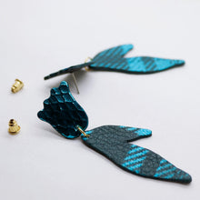 Charger l'image dans la galerie, Boucles d'oreilles en cuir •BIBA• bleues