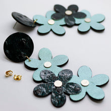 Charger l'image dans la galerie, Boucles d'oreilles en cuir •NENETTE• vertes
