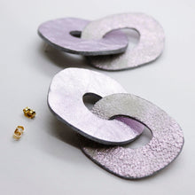Charger l'image dans la galerie, Boucles d'oreilles en cuir •DAGDA• irisées