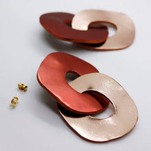 Charger l'image dans la galerie, Boucles d'oreilles en cuir •DAGDA• bronzes