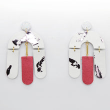 Charger l'image dans la galerie, Boucles d'oreilles en cuir •SOCA• blanches