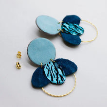 Charger l'image dans la galerie, Boucles d'oreilles en cuir •ELISE• bleues