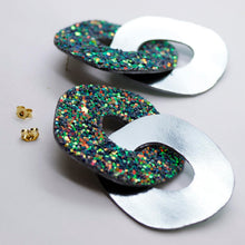 Charger l'image dans la galerie, Boucles d'oreilles en cuir •DAGDA•  à paillettes