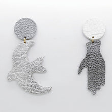 Charger l'image dans la galerie, Boucles d'oreilles en cuir •GIGI• argentées