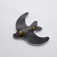 Charger l'image dans la galerie, Broche en cuir •GIGI• argentée