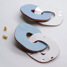 Charger l'image dans la galerie, Boucles d'oreilles en cuir •DAGDA• bleues