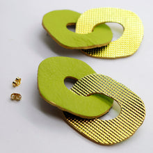 Charger l'image dans la galerie, Boucles d'oreilles en cuir •DAGDA• vertes