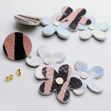 Charger l'image dans la galerie, Boucles d'oreilles en cuir •NENETTE• zébrées
