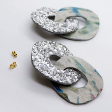 Charger l'image dans la galerie, Boucles d'oreilles en cuir •DAGDA• à paillettes
