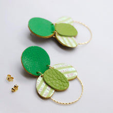 Charger l'image dans la galerie, Boucles d'oreilles en cuir •ELISE• vertes