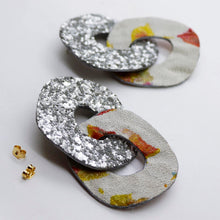 Charger l'image dans la galerie, Boucles d'oreilles en cuir •DAGDA• à paillettes