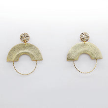Charger l'image dans la galerie, Boucles d'oreilles en cuir •GRACIEUSES• dorées