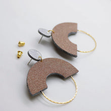 Charger l'image dans la galerie, Boucles d'oreilles en cuir •GRACIEUSES• à paillettes