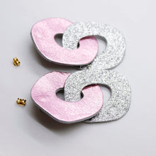 Charger l'image dans la galerie, Boucles d'oreilles en cuir •DAGDA• à paillettes