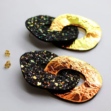Charger l'image dans la galerie, Boucles d'oreilles en cuir •DAGDA• à paillettes
