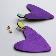 Charger l'image dans la galerie, Boucles d'oreilles en cuir •AMÕR• violettes