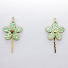 Charger l'image dans la galerie, Boucles d'oreilles en cuir •MILA• holographiques