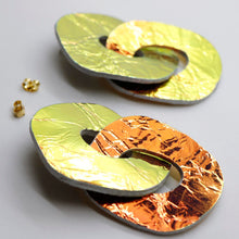 Charger l'image dans la galerie, Boucles d'oreilles en cuir •DAGDA• holographiques