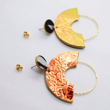 Charger l'image dans la galerie, Boucles d'oreilles en cuir •GRACIEUSES• holographiques