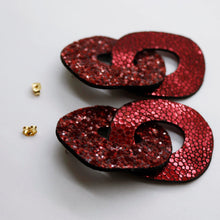 Charger l'image dans la galerie, Boucles d'oreilles en cuir •DAGDA• à paillettes