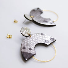 Charger l&#39;image dans la galerie, Boucles d&#39;oreilles •GRACIEUSES• argentées