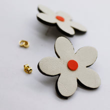 Charger l&#39;image dans la galerie, Boucles d&#39;oreilles •ARIE• blanches