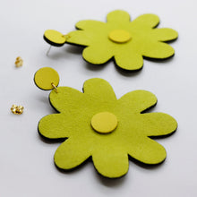 Charger l&#39;image dans la galerie, Boucles d&#39;oreilles •SAINTA• jaunes