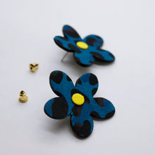 Charger l&#39;image dans la galerie, Boucles d&#39;oreilles •ARIE• tachetées